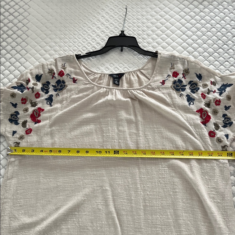Intro. Beige Blouse with Colorful Embroidery - Picture 7 of 8